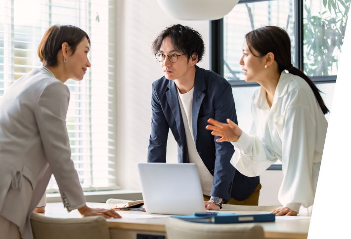 話し合う3人の人