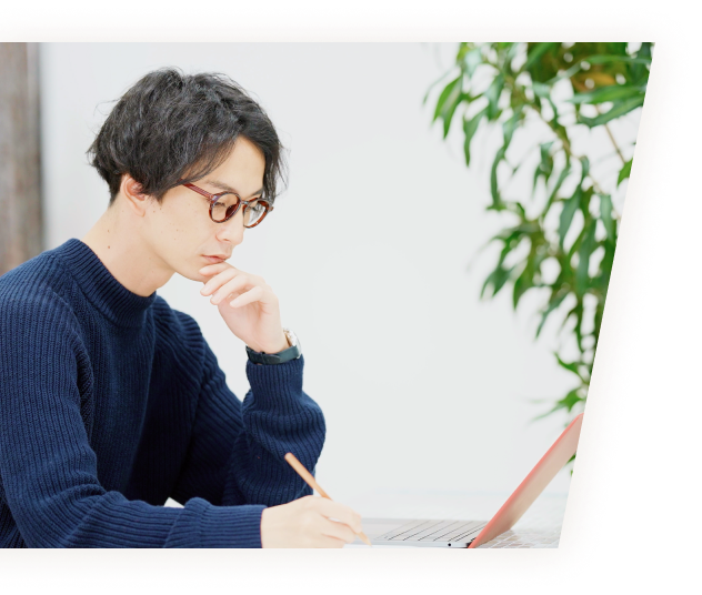 パソコンに向かう男性