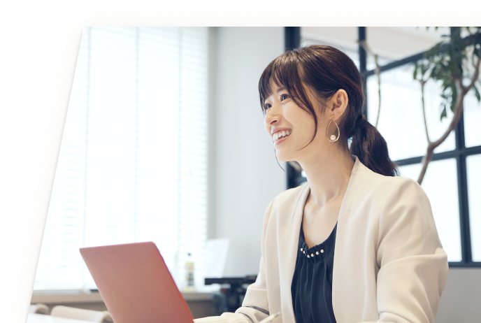 パソコンに向かう女性